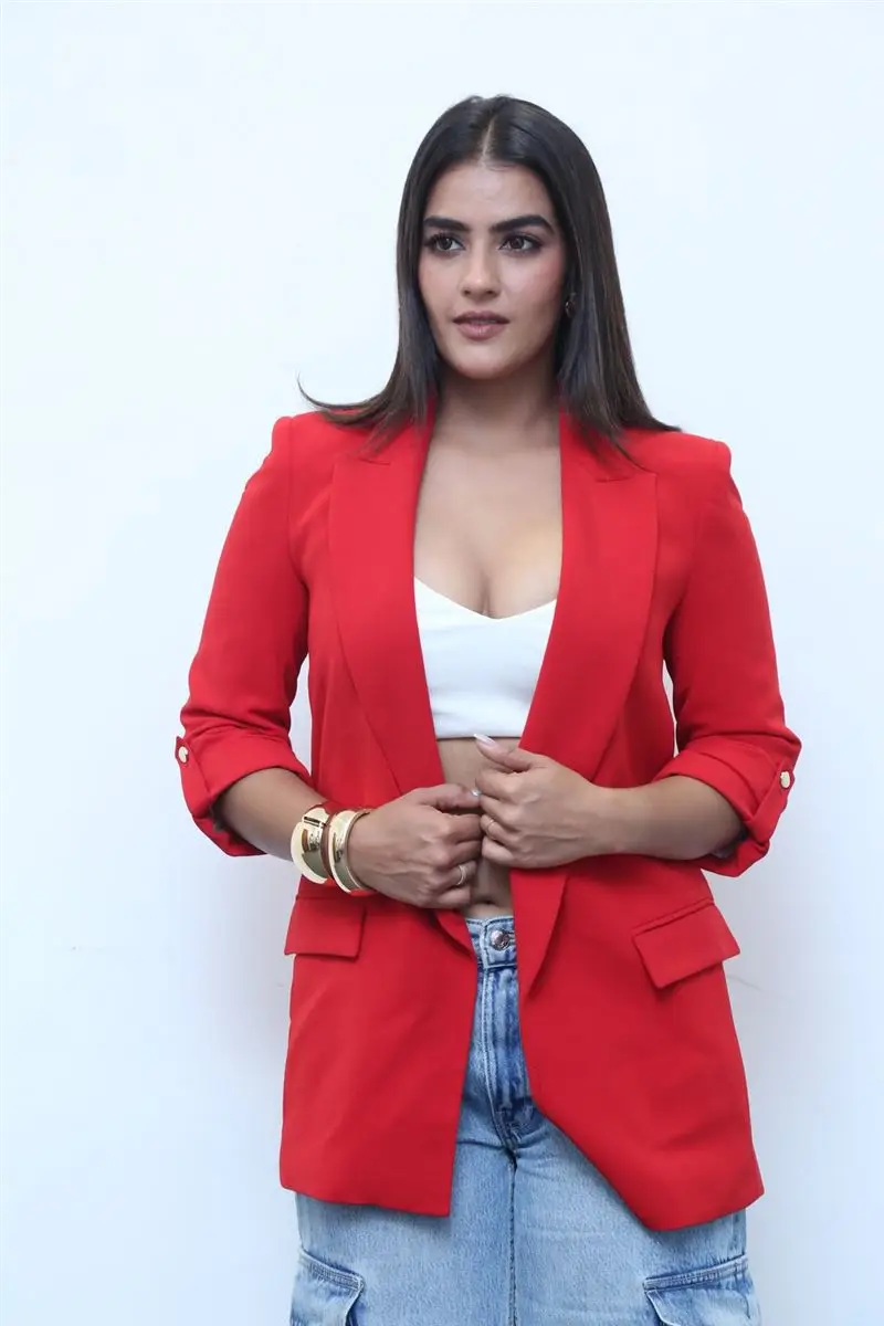 TELUGU ACTRESS KAVYA THAPAR AT  DOUBLE ISMART MOVIE INTERVIEW